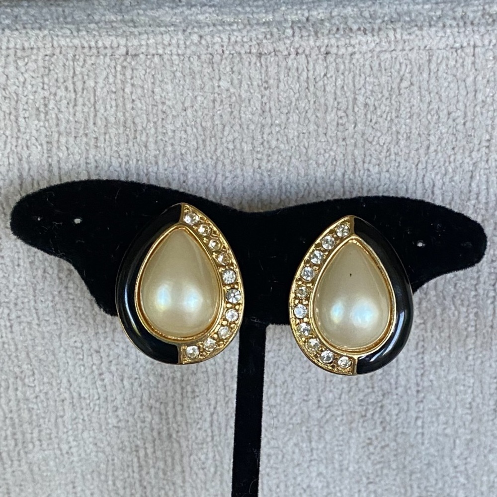 SIGNED MONET VINTAGE PEARL BLACK ENAMEL CRYSTAL 1980’s CLIP ON EARRINGS